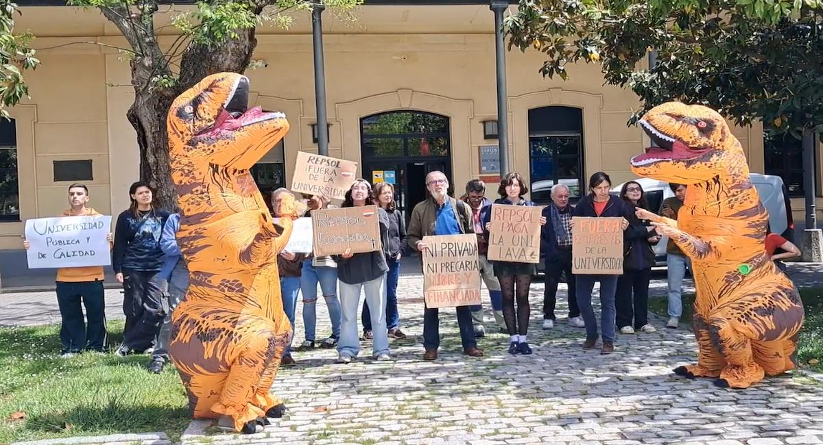 Estudiantes, investigadores y ecologistas se manifiestan frente a la sede del rectorado de la Universidad Carlos III.