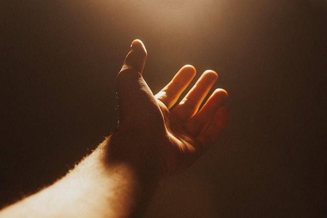 La mano extendida siempre