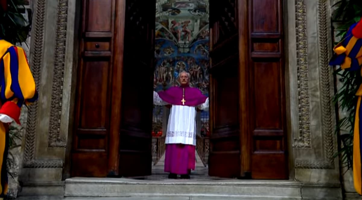 Cierre de las puertas de la Capilla Sixtina momentos antes de la elección de León XIV