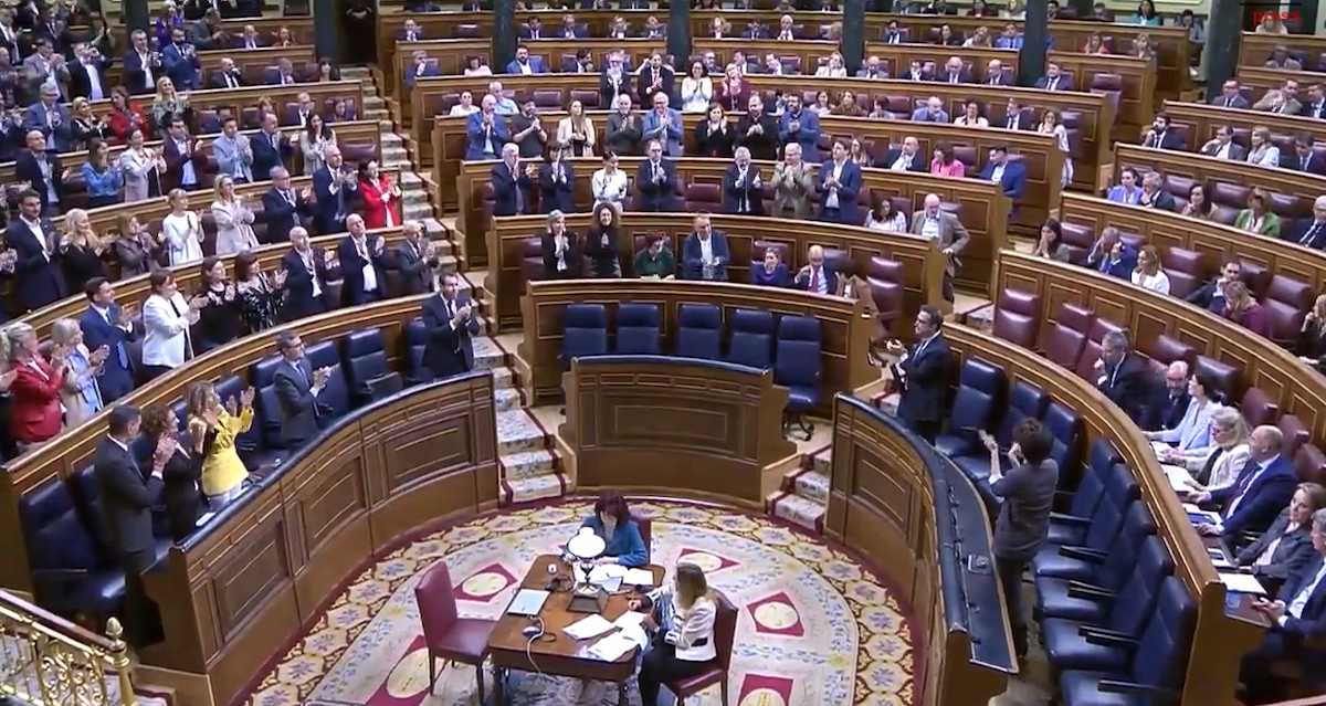 Diputados socialistas aplauden tras la victoria del decreto contra los aranceles de Trump
