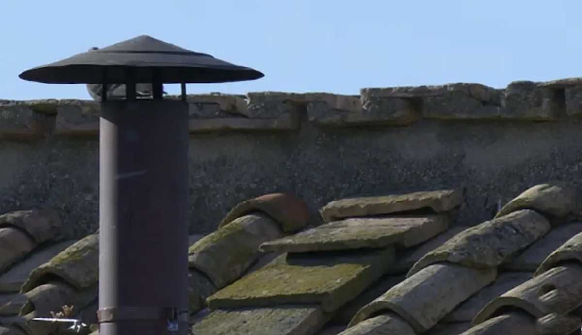 La chimenea del Vaticano que anuncia el nuevo papa de la Iglesia católica