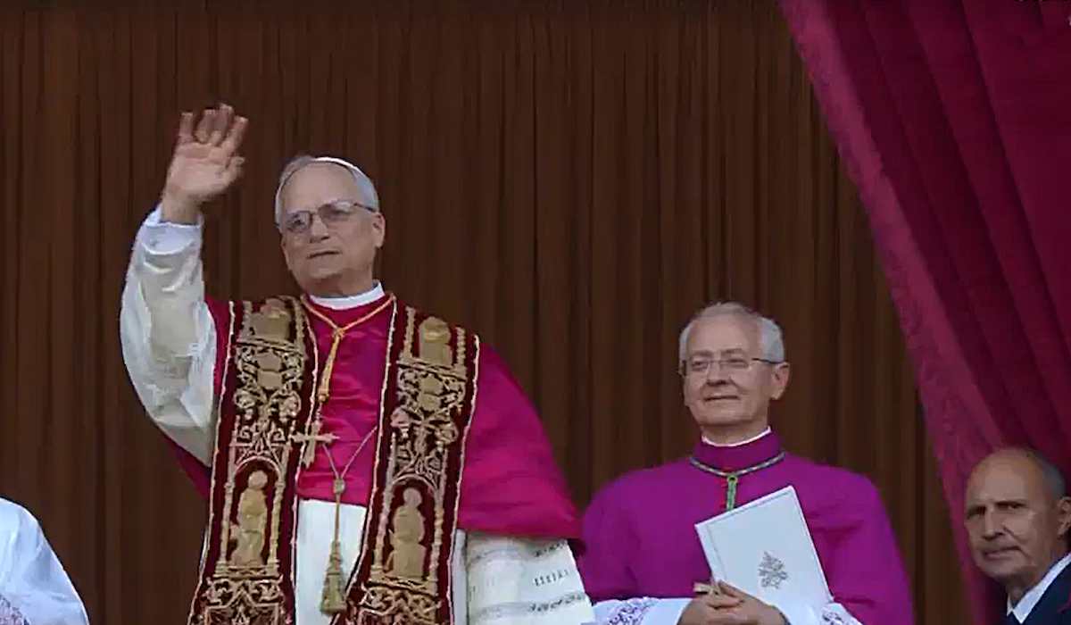 León XIV en su primera aparición pública como papa.