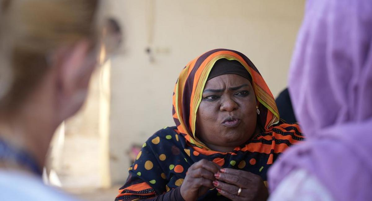Mama Nour, huérfana, ahora defiende a las madres solteras y a los niños sin cuidado parental en Sudán. | Foto: ​​OIM Sudán 2025 / Omer Hagali