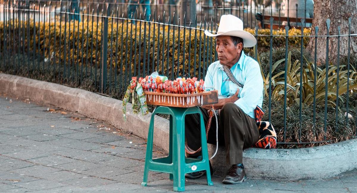 Vendedor ambulante en una plaza céntrica de Antigua Guatemala. | Foto: Unsplash/Arturo Rivera