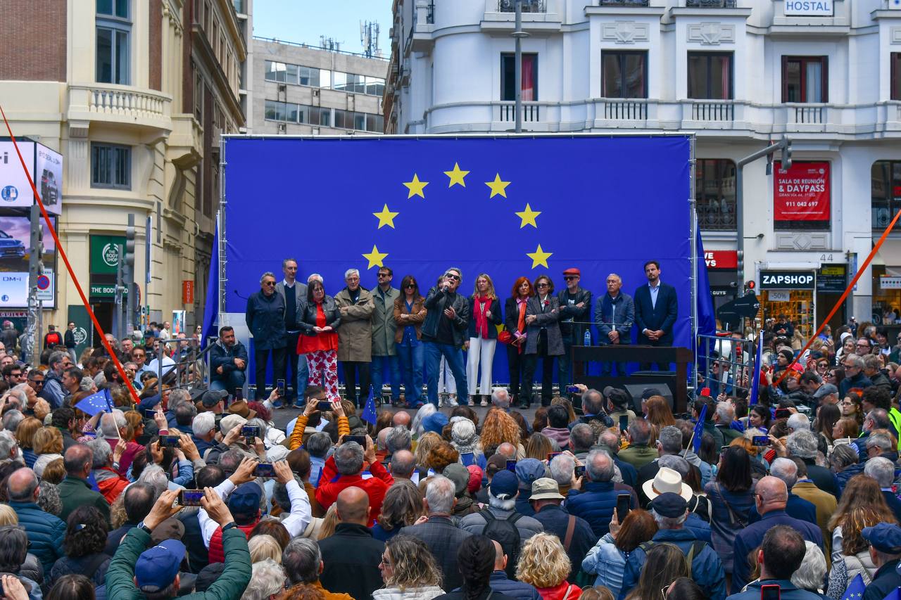 Concentración por Europa en la plaza de Calleo el 11 de mayo de 2025, fotos Agustín Millán Concentración por Europa en la plaza de Calleo el 11 de mayo de 2025, fotos Agustín Millán
