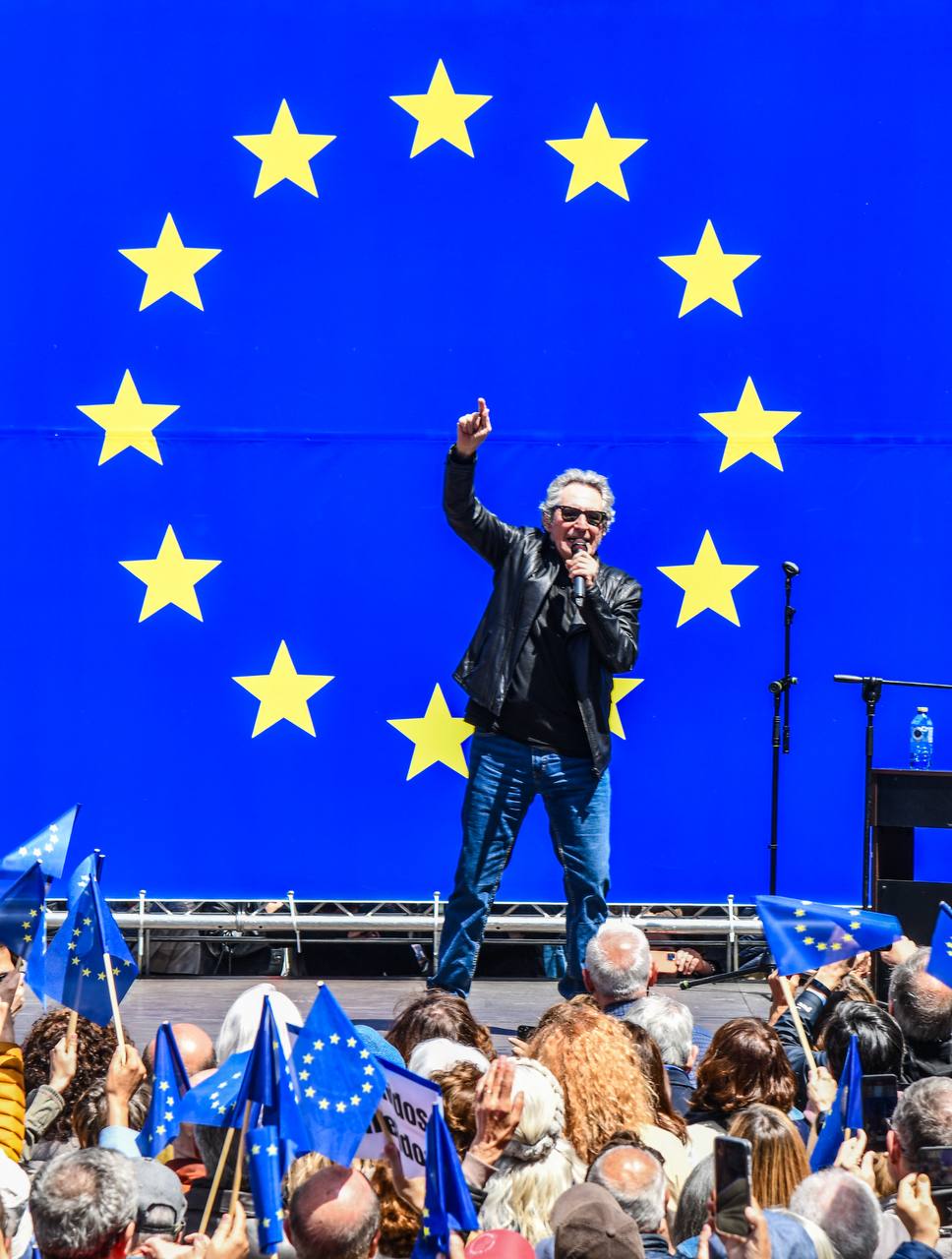 Concentración por Europa en la plaza de Calleo el 11 de mayo de 2025, fotos Agustín Millán Concentración por Europa en la plaza de Calleo el 11 de mayo de 2025, fotos Agustín Millán