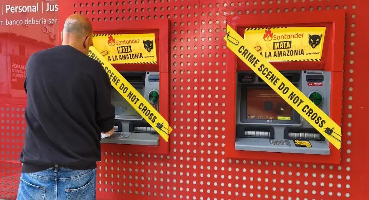 Cajeros del Banco Santander precintados simbólicamente por activistas de Greenpeace.