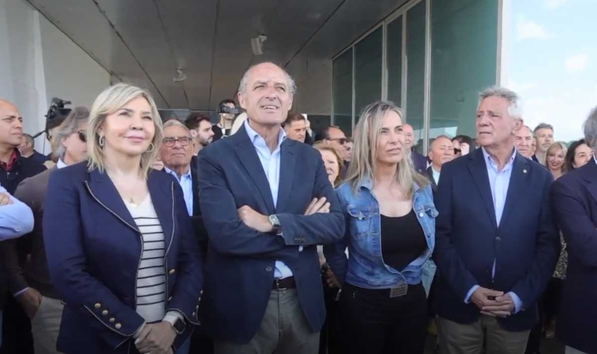 Camps con los políticos de su nuevo proyecto para el PP valenciano durante el acto en Veles y Vents.