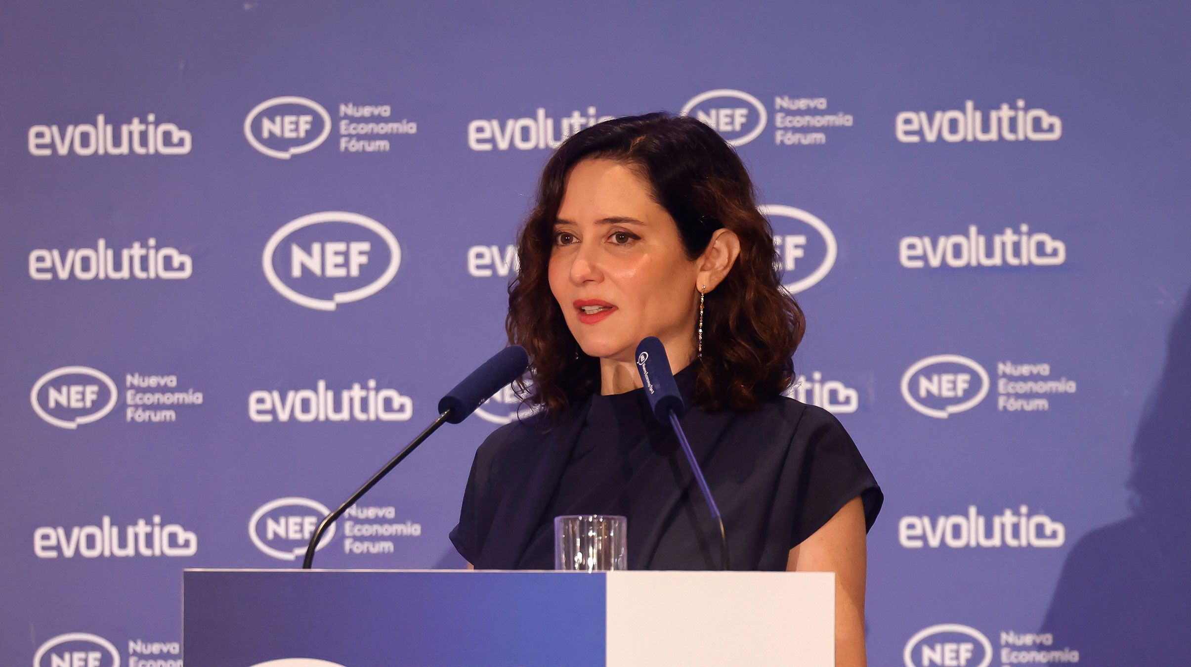 La presidenta de la Comunidad de Madrid, Isabel Díaz Ayuso, hoy en el desayuno informativo que protagoniza en Nueva Economía Fórum, foto CAM