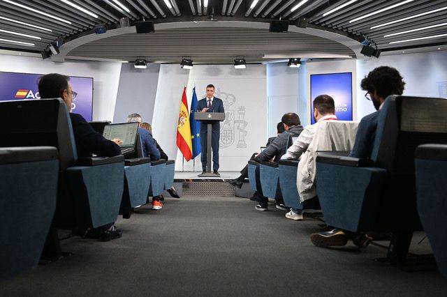 El presidente del Gobierno, Pedro Sánchez, durante su comparecencia ante los medios de comunicación tras la reunión del Consejo de Ministros que abordó el apagón eléctrico. Foto: Moncloa. El presidente del Gobierno, Pedro Sánchez, durante su comparecencia ante los medios de comunicación tras la reunión del Consejo de Ministros que abordó el apagón eléctrico. Foto: Moncloa.