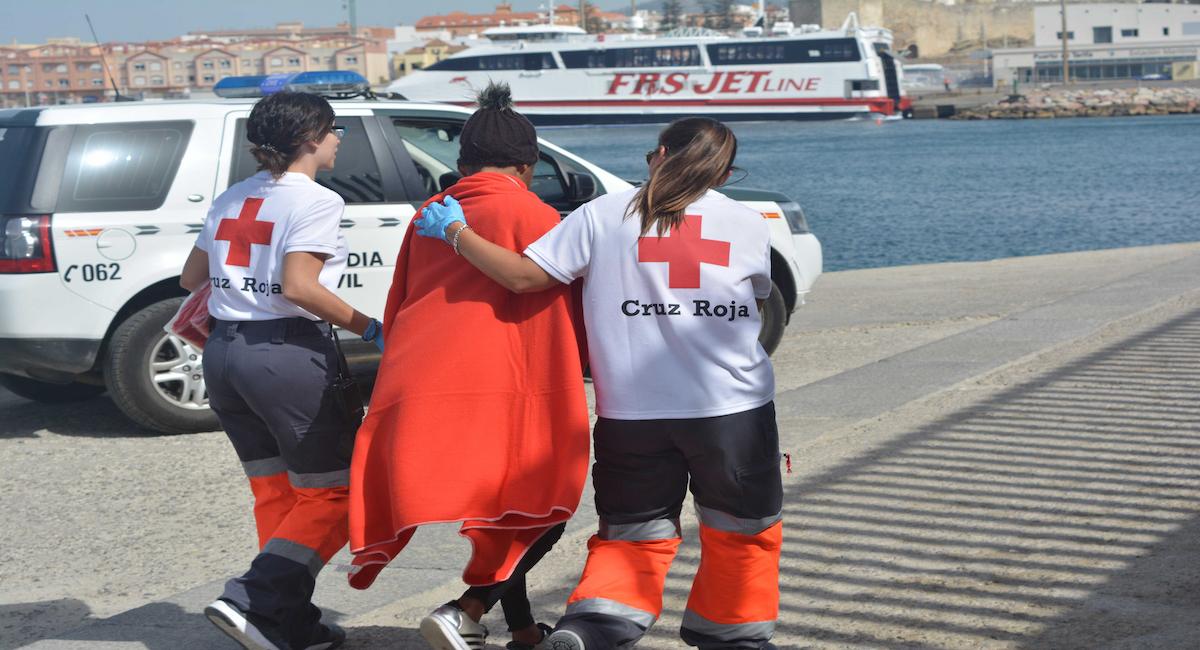 Cruz Roja atiende a una inmigrante en Canarias, una imagen de integración frente a las políticas xenófobas que pretende implantar Feijóo en España. | Foto: Cruz Roja