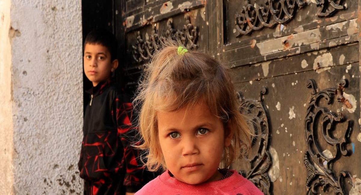 Dos niños en la ciudad de Gaza. Los socios humanitarios también han sido testigos del aumento de los niveles de desnutrición entre los niños. | Noticias ONU
