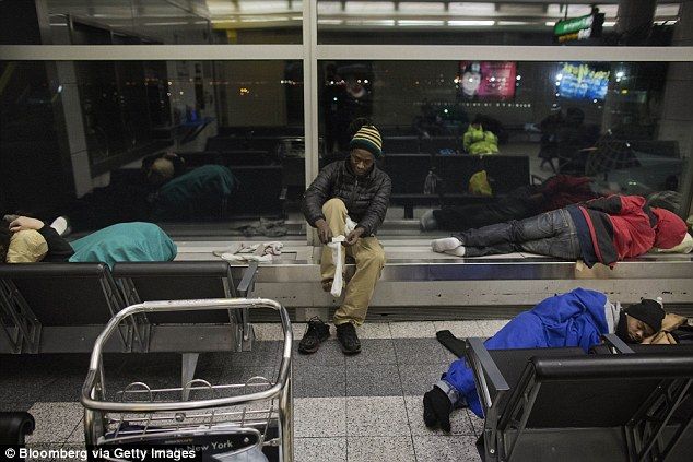 Barajas refuerza controles y limita el acceso a sus terminales en plena crisis social