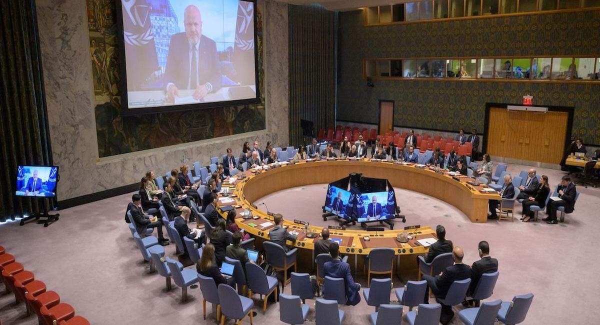 El fiscal de la Corte Penal Internacional, Karim Khan (en pantalla), informa a los miembros del Consejo de Seguridad de la ONU sobre la situación en Libia. | Foto: ONU/Manuel Elias