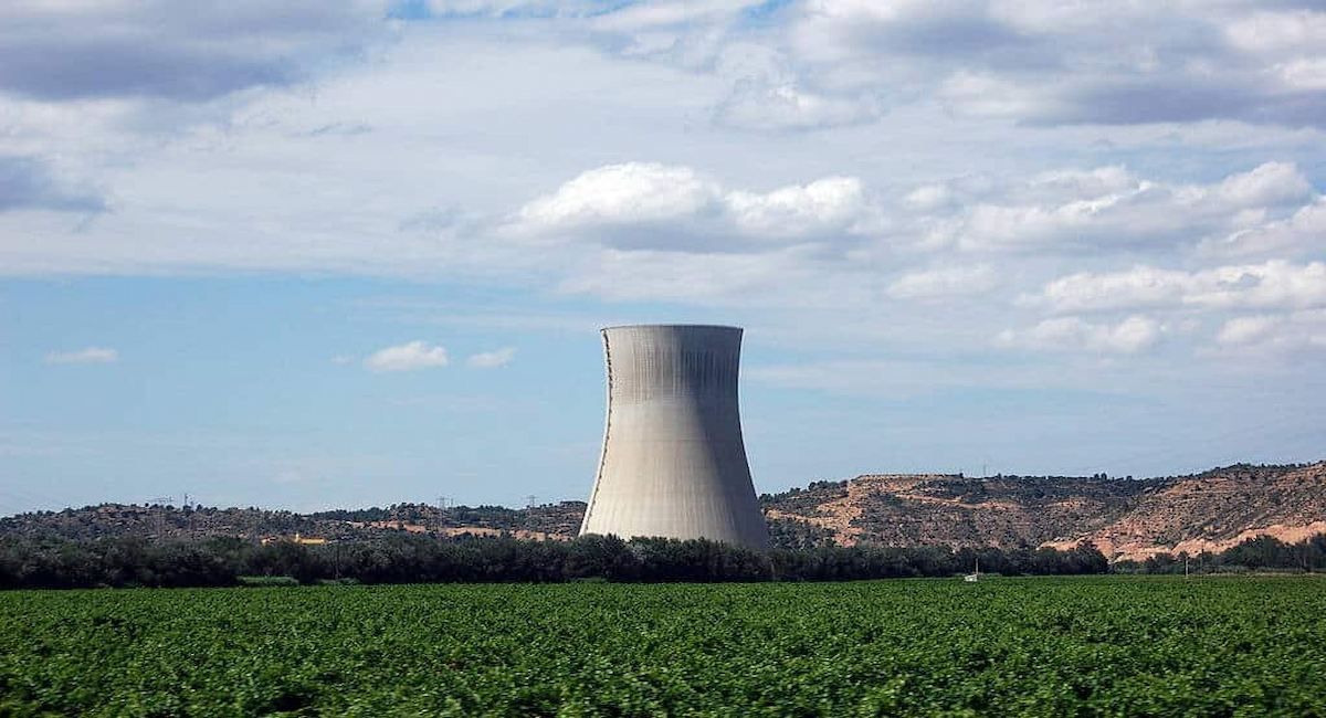 Aguas abajo de la Central Nuclear de Ascó, la temperatura de los ríos no puede haber aumentado más de 3ºC ni superar los 25ºC para evitar la contaminación térmica. | Foto: Ecologistas en Acción