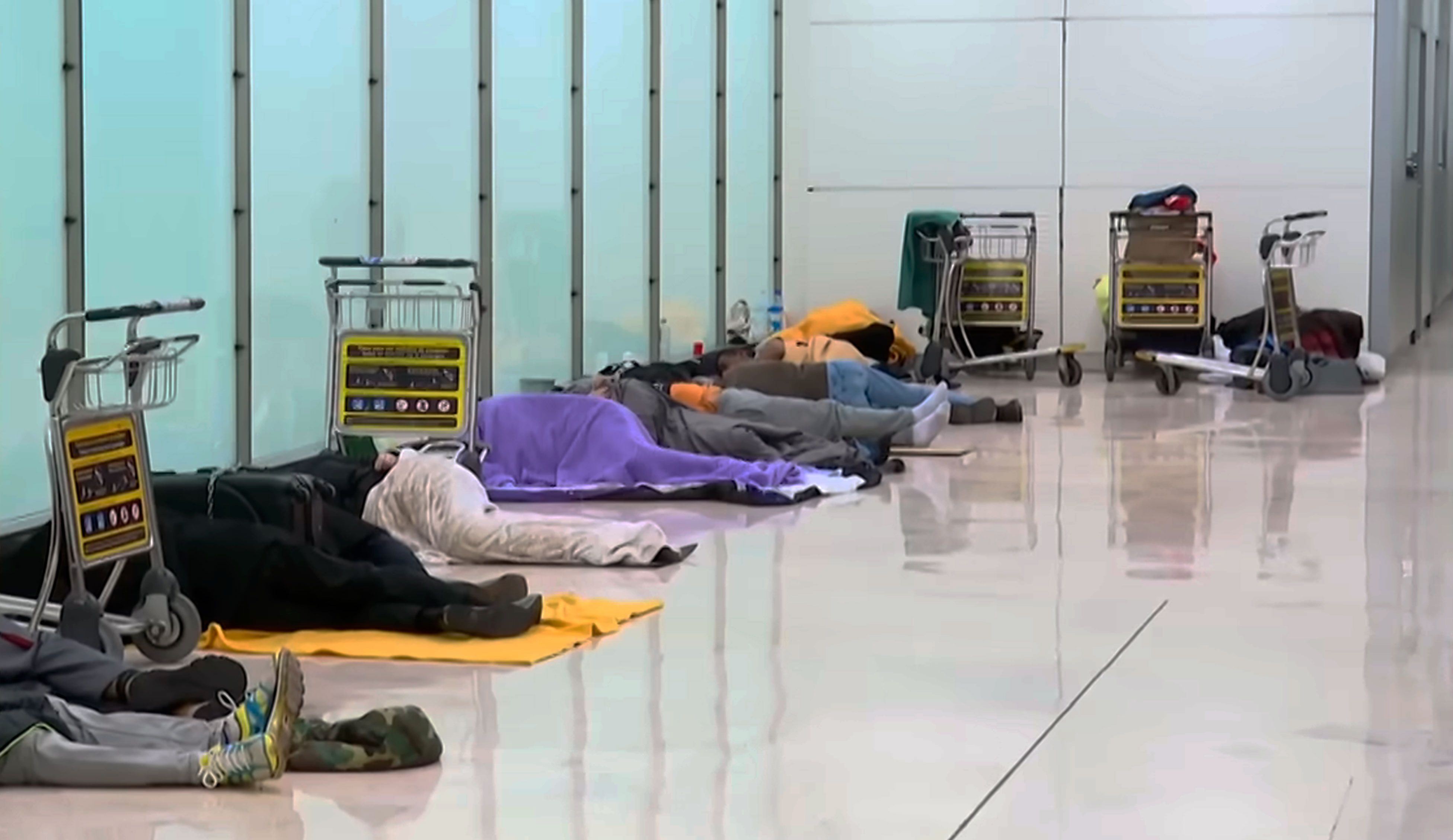 Peronas  sin higar tumbadas en el suelo en la T4 del Aeropuerto Adolfo Suárez Madrid Barajas, a 15 de mayo de 2025