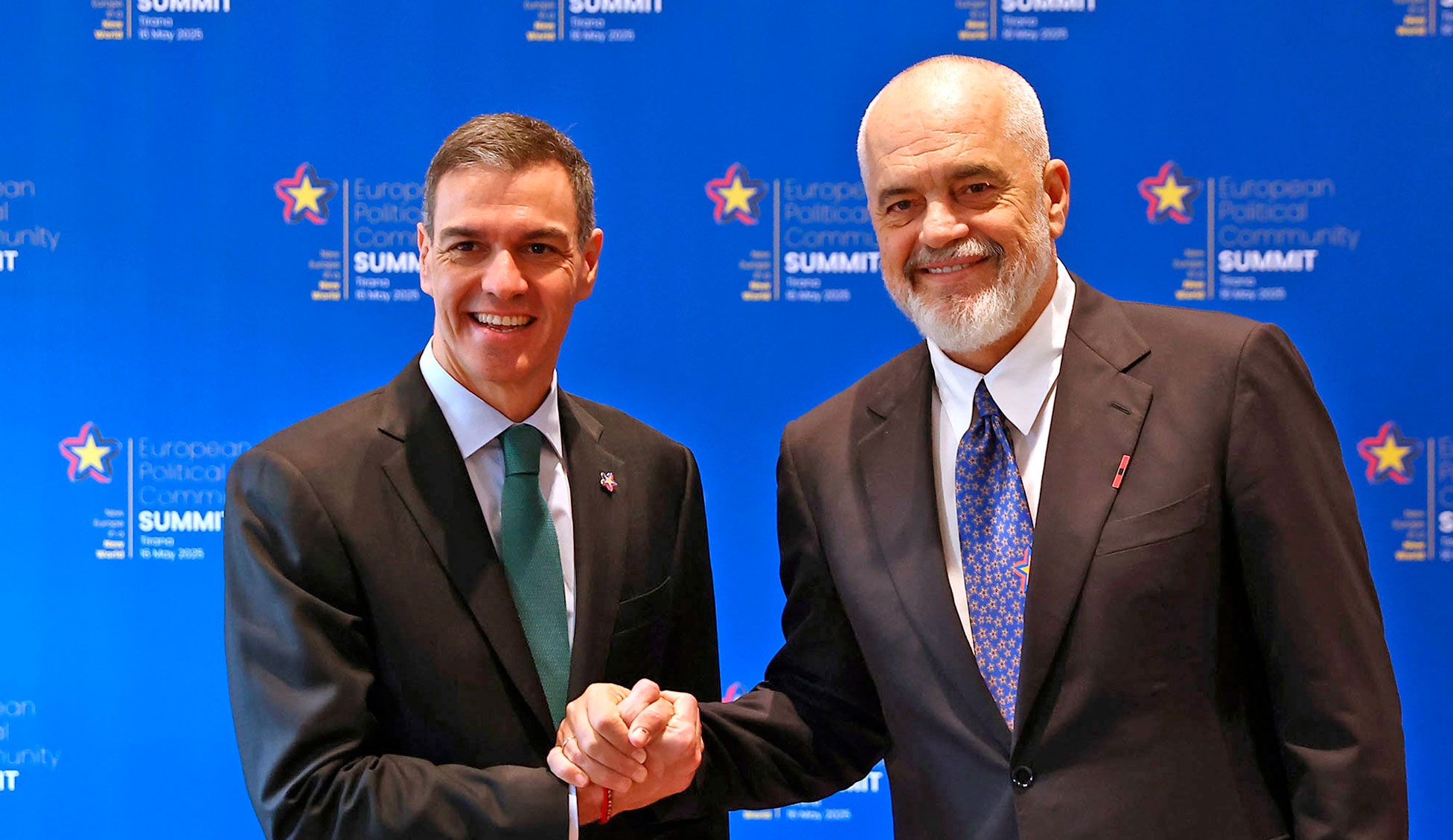El presidente del Gobierno, Pedro Sánchez, saluda al primer ministro de Albania, Edi Rama. | Pool Moncloa/Fernando Calvo. Tirana (República de Albania) - 16.5.2025