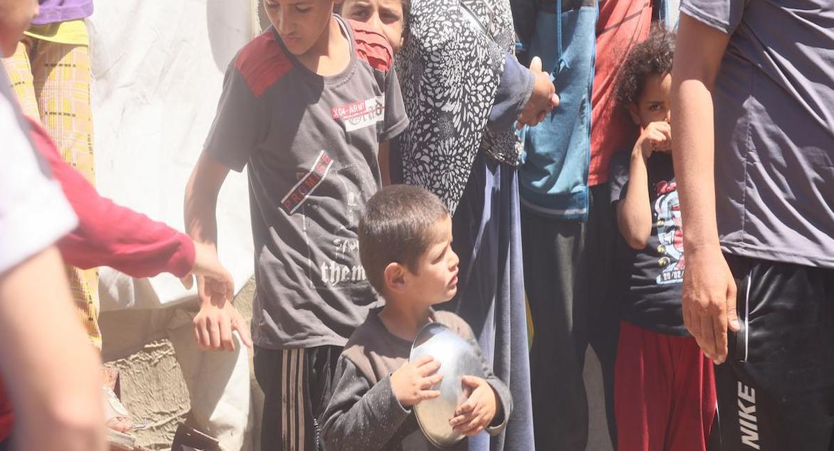 Un niño de Gaza con un plato vacío. | Foto: Noticias ONU