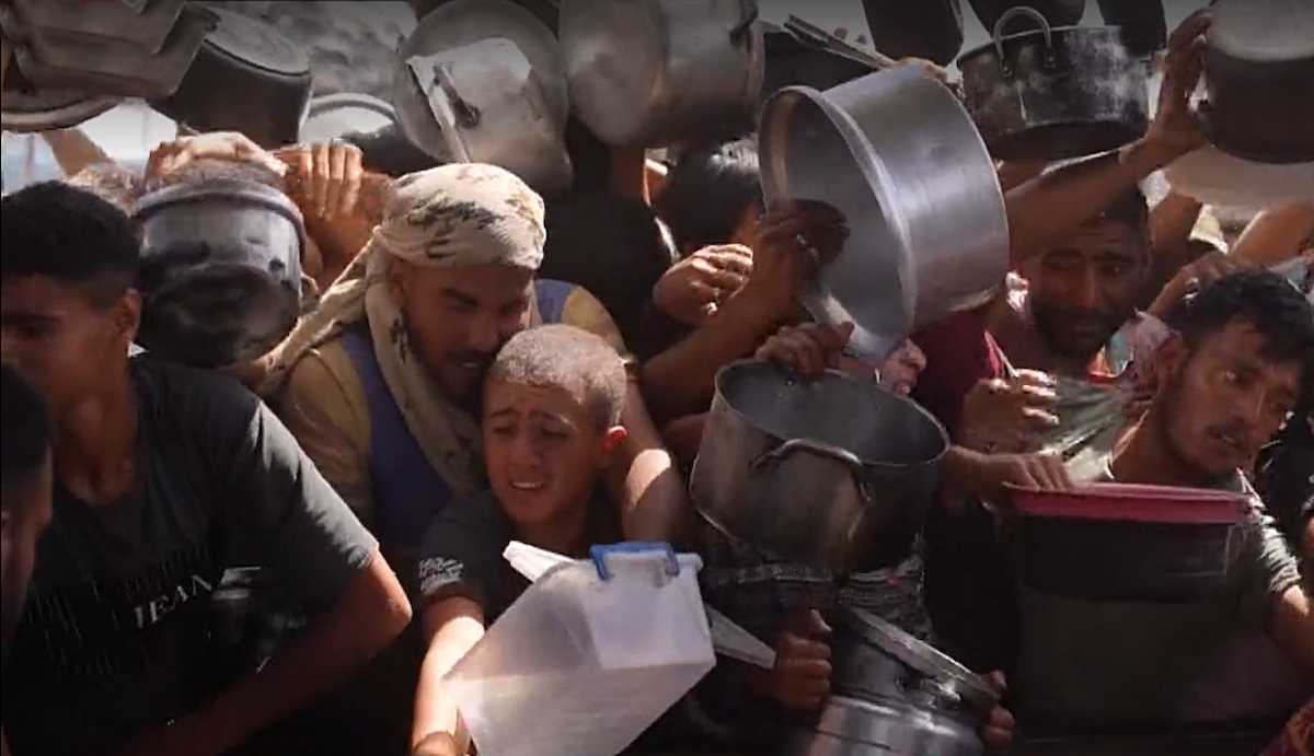 Palestinos hambrientos piden comida en la Franja de Gaza mientras Eurovisión canta.