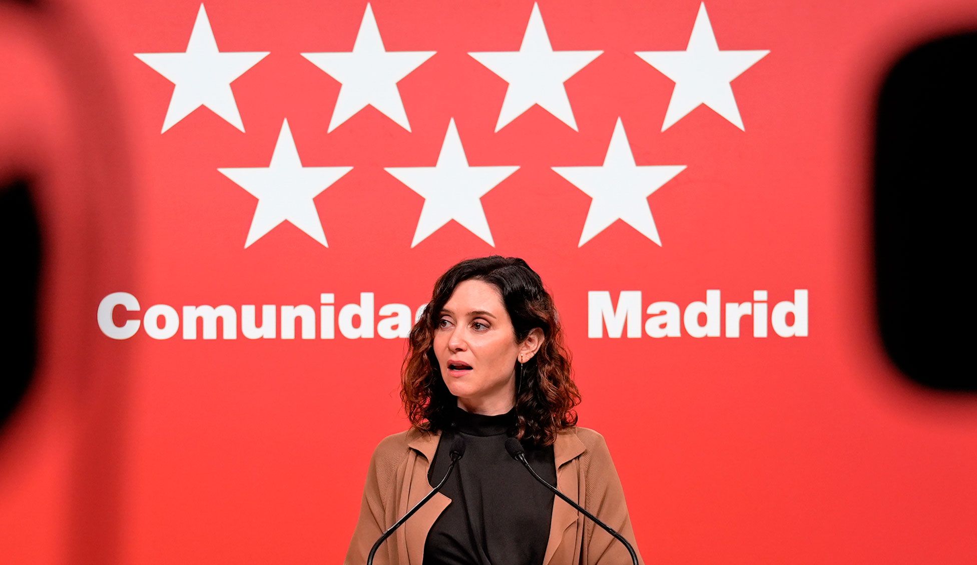 La presidenta de la Comunidad de Madrid, Isabel Díaz Ayuso anunciando con gran pompa un paquete de medidas contra la ocupación ilegal de viviendas