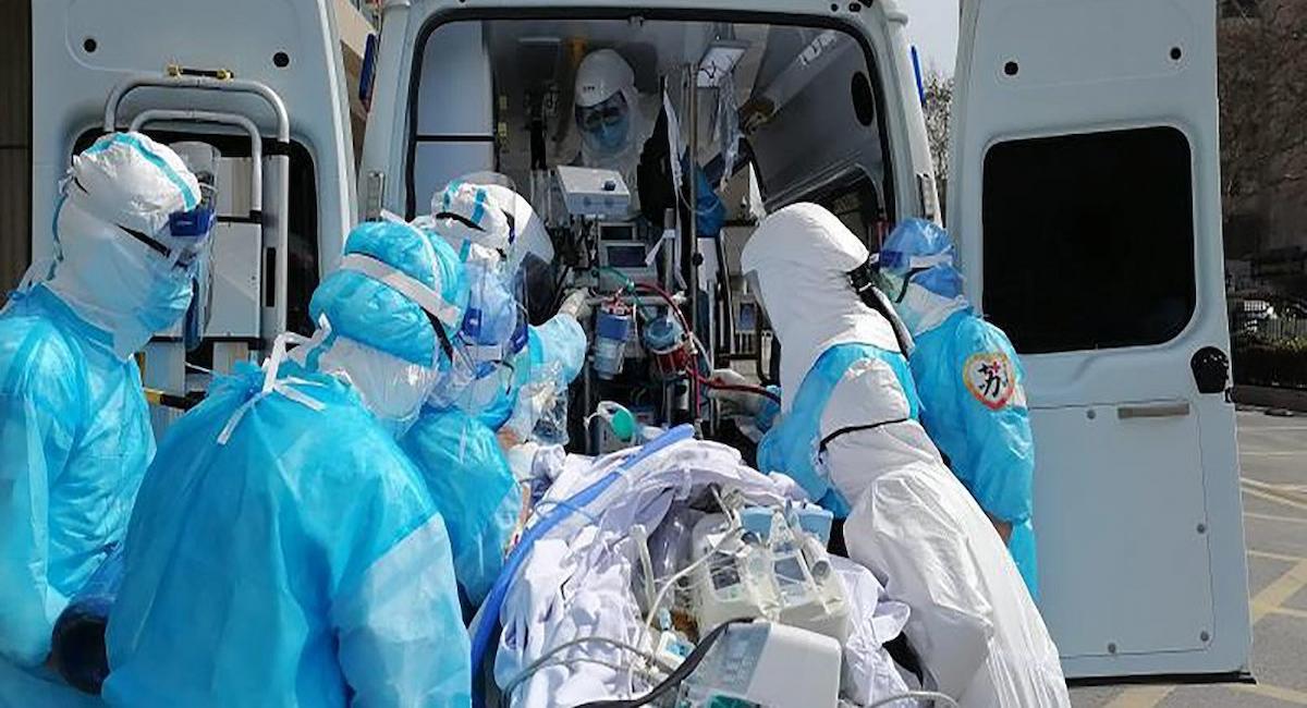 Personal de la UCI, como en tantos países, trabajando para salvar pacientes con COVID-19 en Wuhán, China, en abril de 2020. | Foto: Yun Liu