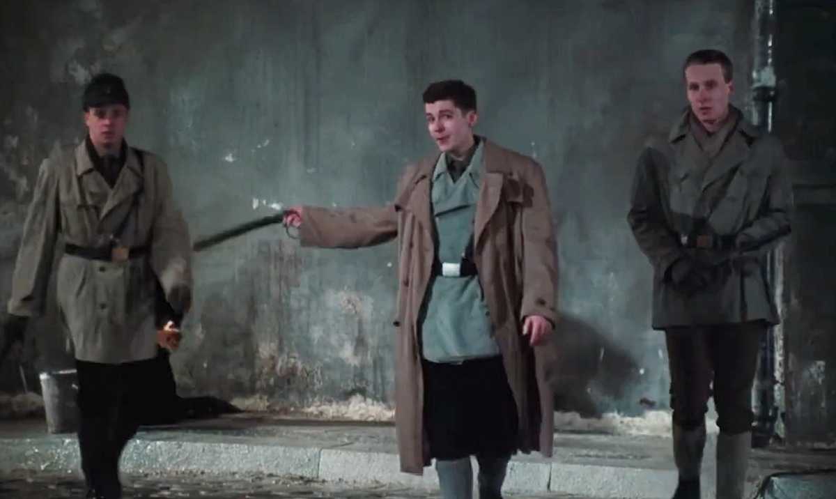 Una pandilla de nazis hace su ronda nocturna de violencia en El huevo de la serpiente