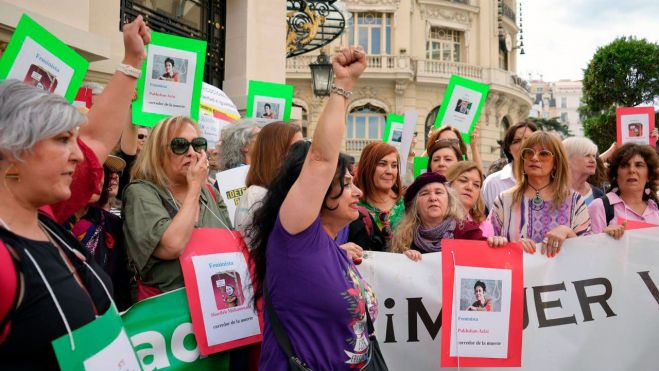 Concentración frente al Congreso en apoyo a las mujeres condenadas a muerte por el régimen iraní, foto Agustín Millán Concentración frente al Congreso en apoyo a las mujeres condenadas a muerte por el régimen iraní, foto Agustín Millán