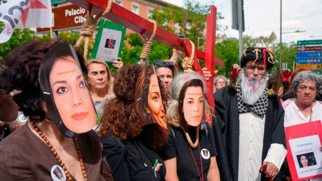 Concentración frente al Congreso en apoyo a las mujeres condenadas a muerte por el régimen iraní, foto Agustín Millán Concentración frente al Congreso en apoyo a las mujeres condenadas a muerte por el régimen iraní, foto Agustín Millán