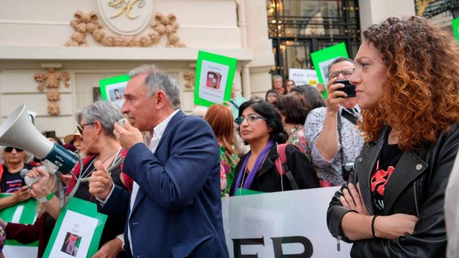 Concentración frente al Congreso en apoyo a las mujeres condenadas a muerte por el régimen iraní, foto Agustín Millán Concentración frente al Congreso en apoyo a las mujeres condenadas a muerte por el régimen iraní, foto Agustín Millán