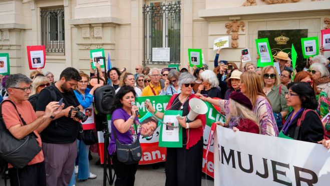 Concentración frente al Congreso en apoyo a las mujeres condenadas a muerte por el régimen iraní, foto Agustín Millán Concentración frente al Congreso en apoyo a las mujeres condenadas a muerte por el régimen iraní, foto Agustín Millán