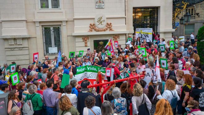 Concentración frente al Congreso en apoyo a las mujeres condenadas a muerte por el régimen iraní, foto Agustín Millán7 Concentración frente al Congreso en apoyo a las mujeres condenadas a muerte por el régimen iraní, foto Agustín Millán7