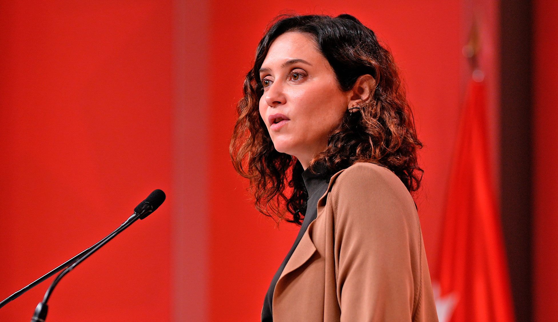 La presidenta de la Comunidad de Madrid, Isabel Díaz Ayuso anunciando con gran pompa un paquete de medidas contra la ocupación ilegal de viviendas