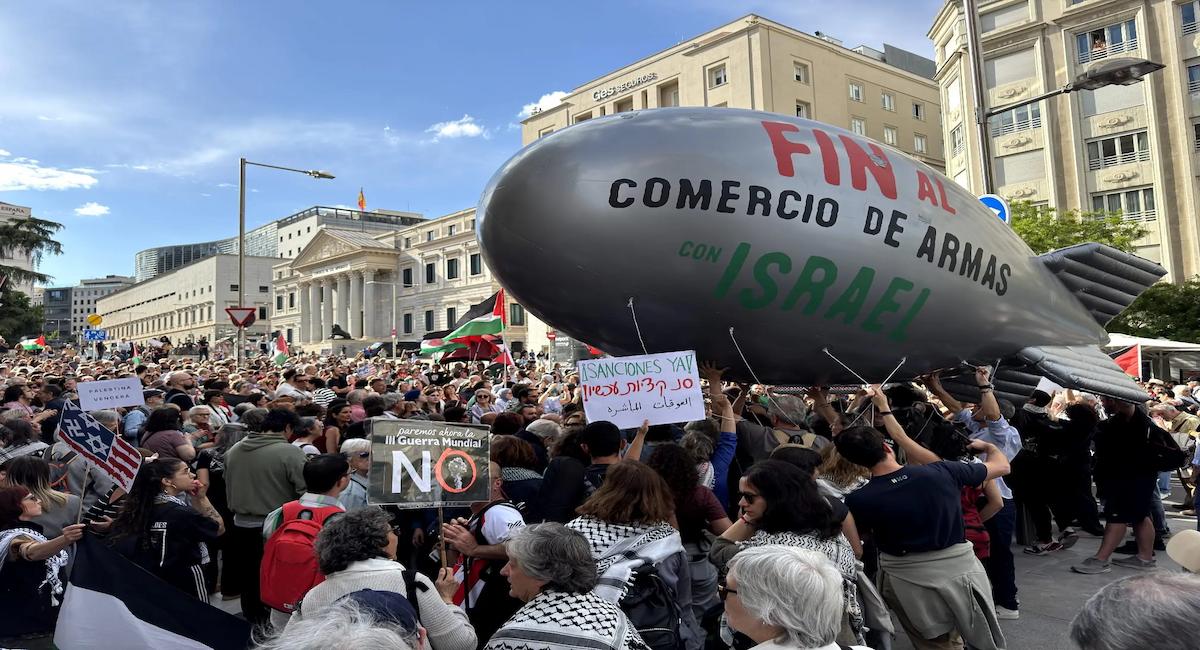 Manifestantes a las puertas del Congreso de los Diputados exigen al Gobierno de Sánchez el embargo a Israel.