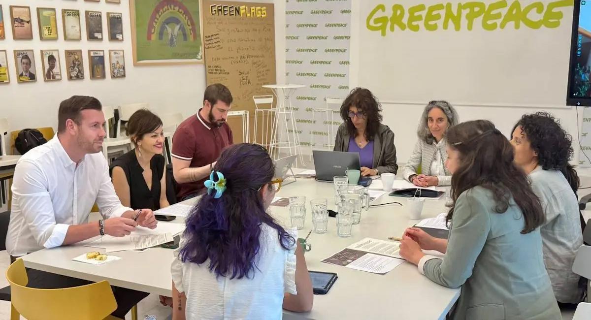 Representantes de las organizaciones reunidos con la Ministra de Juventud e Infancia, Sira Rego, en la sede de Greenpeace.