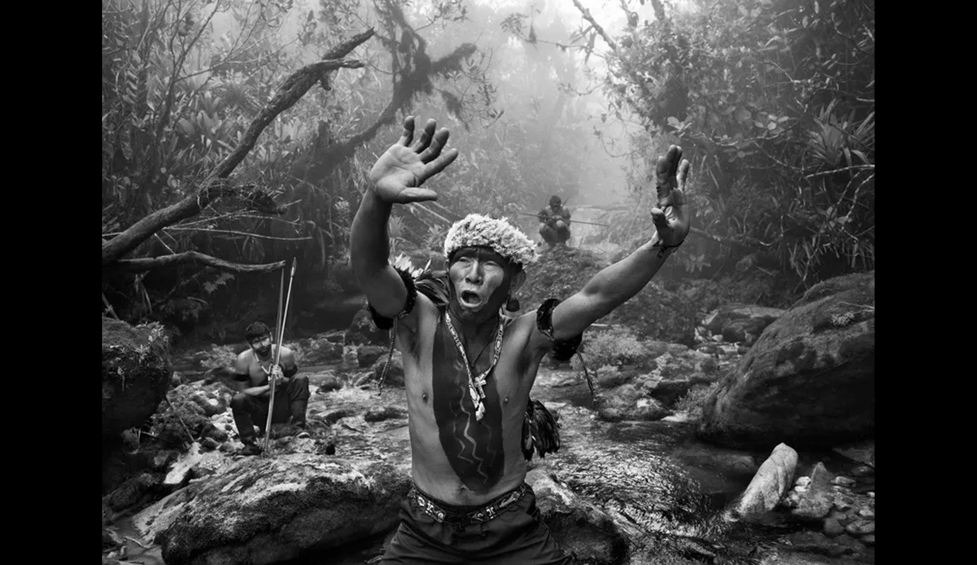 Xamã Yanomami em ritual durante a subida para o Pico da Neblina. Estado do Amazonas, Brasil, 2014 — Foto Sebastião Salgado Xamã Yanomami em ritual durante a subida para o Pico da Neblina. Estado do Amazonas, Brasil, 2014 — Foto Sebastião Salgado