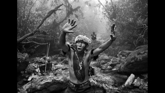 Xamã Yanomami em ritual durante a subida para o Pico da Neblina. Estado do Amazonas, Brasil, 2014 — Foto Sebastião Salgado Xamã Yanomami em ritual durante a subida para o Pico da Neblina. Estado do Amazonas, Brasil, 2014 — Foto Sebastião Salgado