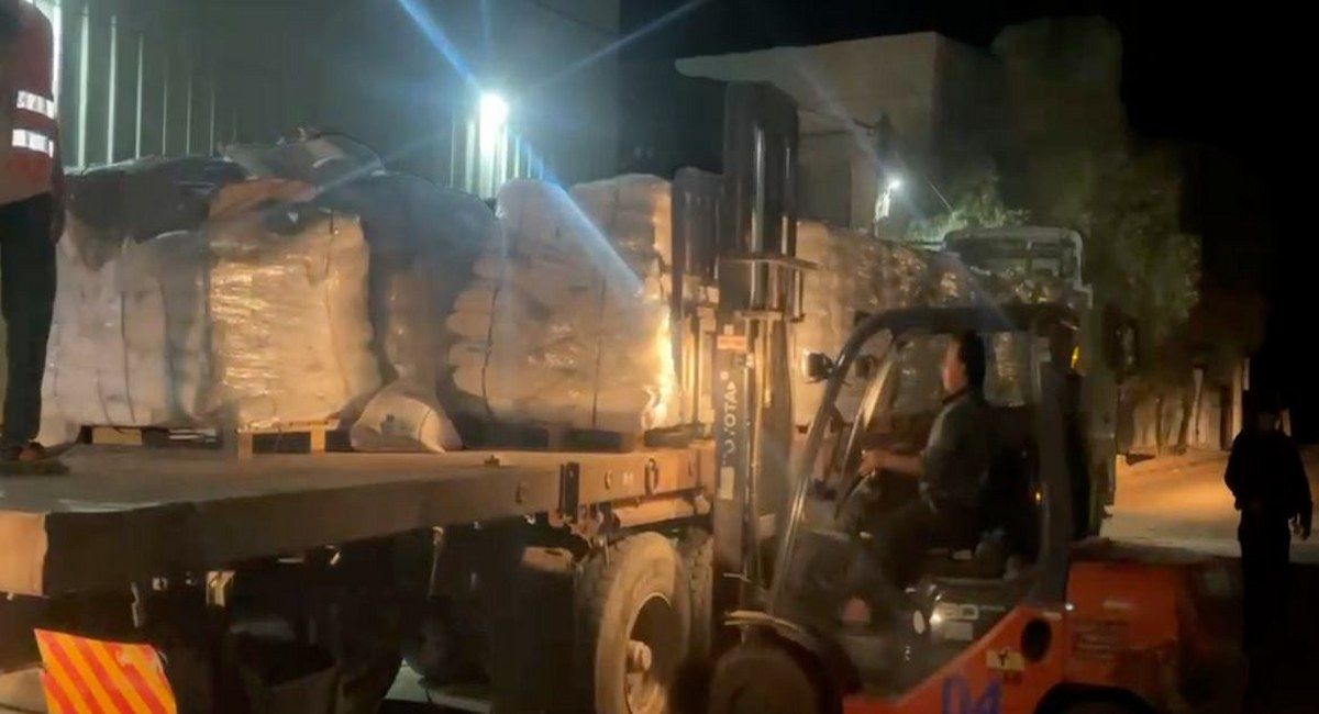 Mientras siguen los ataques de Israel, camiones del PMA cargados con sacos de harina llegan al amanecer a la panadería Al-Banna en Deir al-Balah, en el centro de la Franja de Gaza. | Foto: PMA