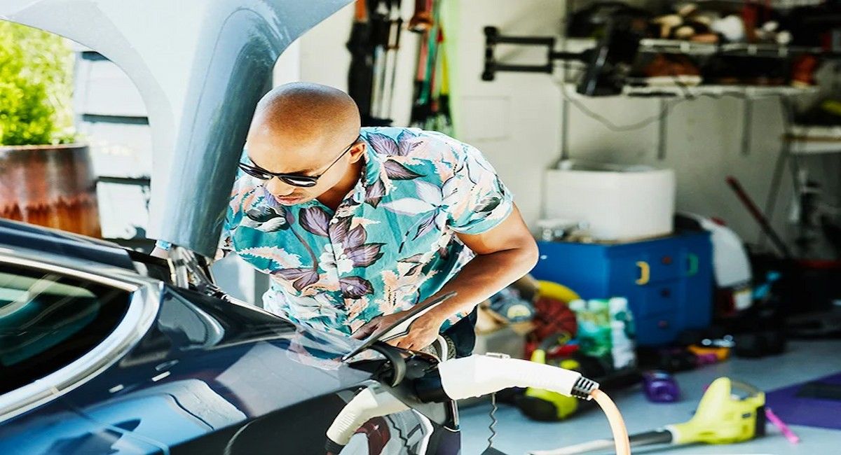 Cargando un coche eléctrico en casa antes de un viaje familiar en el estado de Washington. | Foto: Thomas Barwick / Getty Images