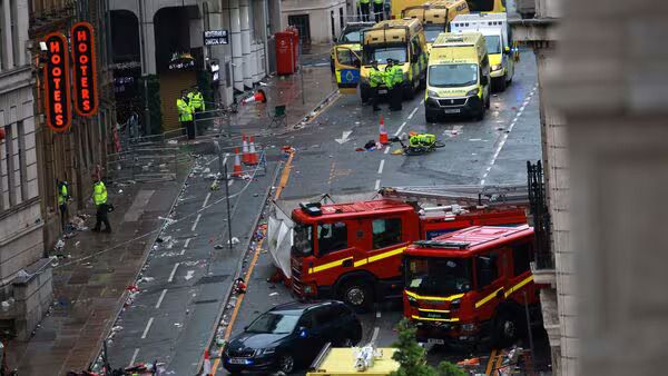 Caos en Liverpool: un vehículo embiste a la multitud durante la celebración del título