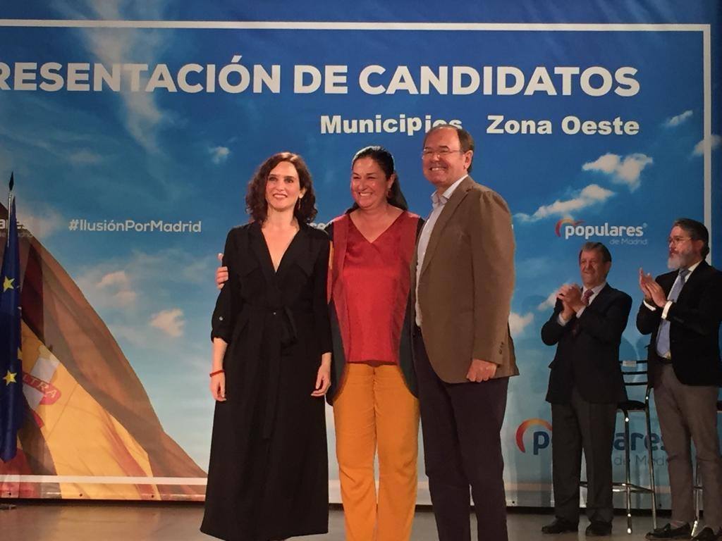 La alcaldesa de Villa del Prado, Belén Rodríguez Palomino junto a Isabel Díaz Ayuso y Pío García Escudero. PP Villa del Prado