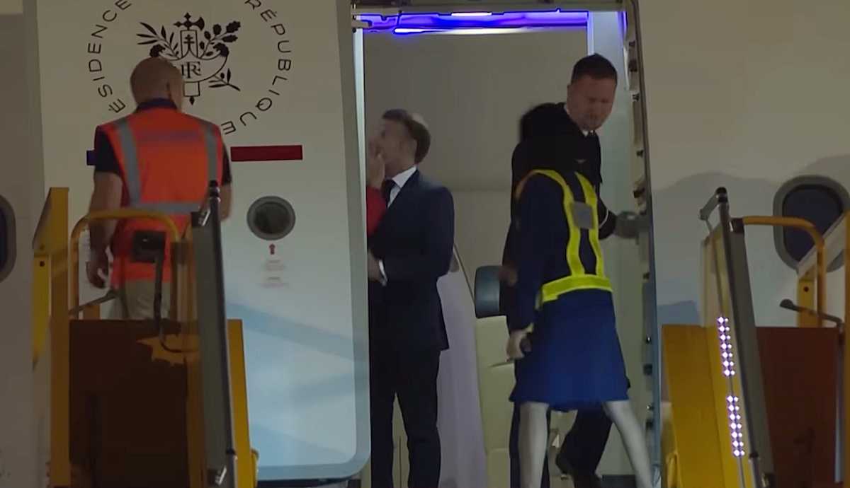 Macron recibe el manotazo de su esposa en el avión que los lleva a Vietnam.