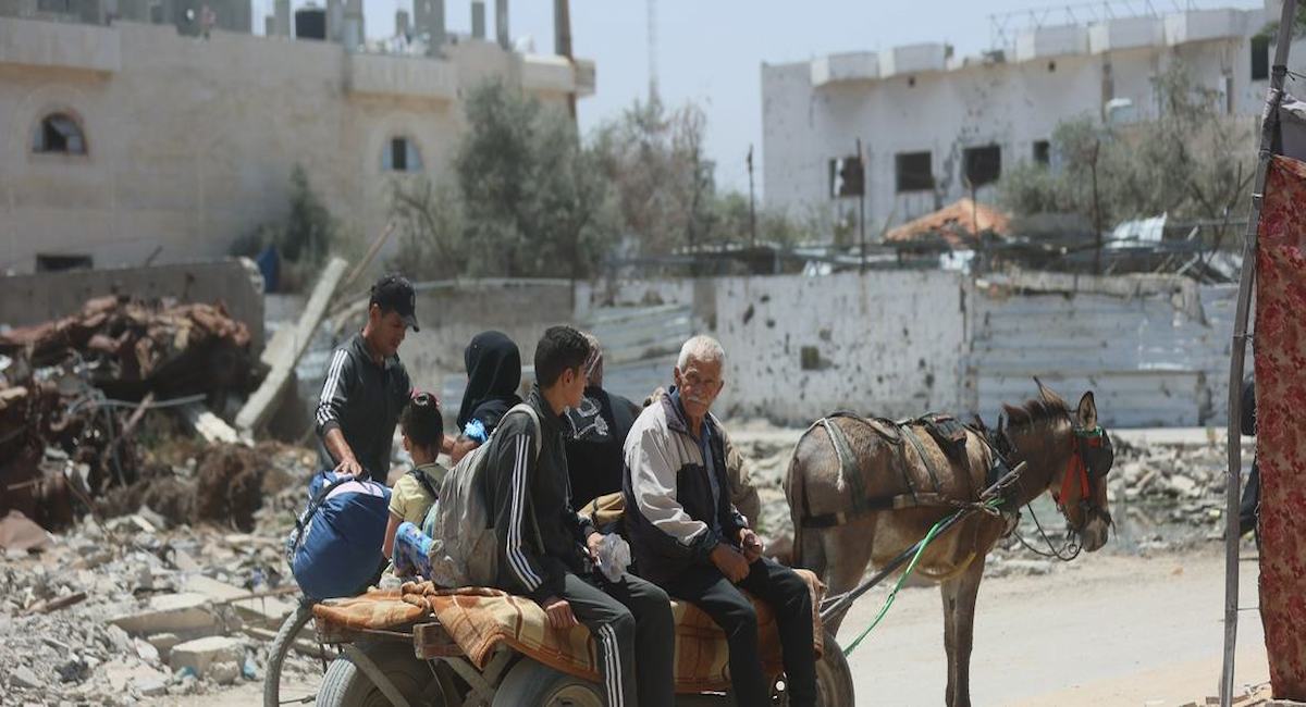Una familia desplazada viaja en un carro tirado por un burro cargado con sus pertenencias. Una imagen que refleja que la ayuda humanitaria es insuficiente en Gaza. | Foto: ONU