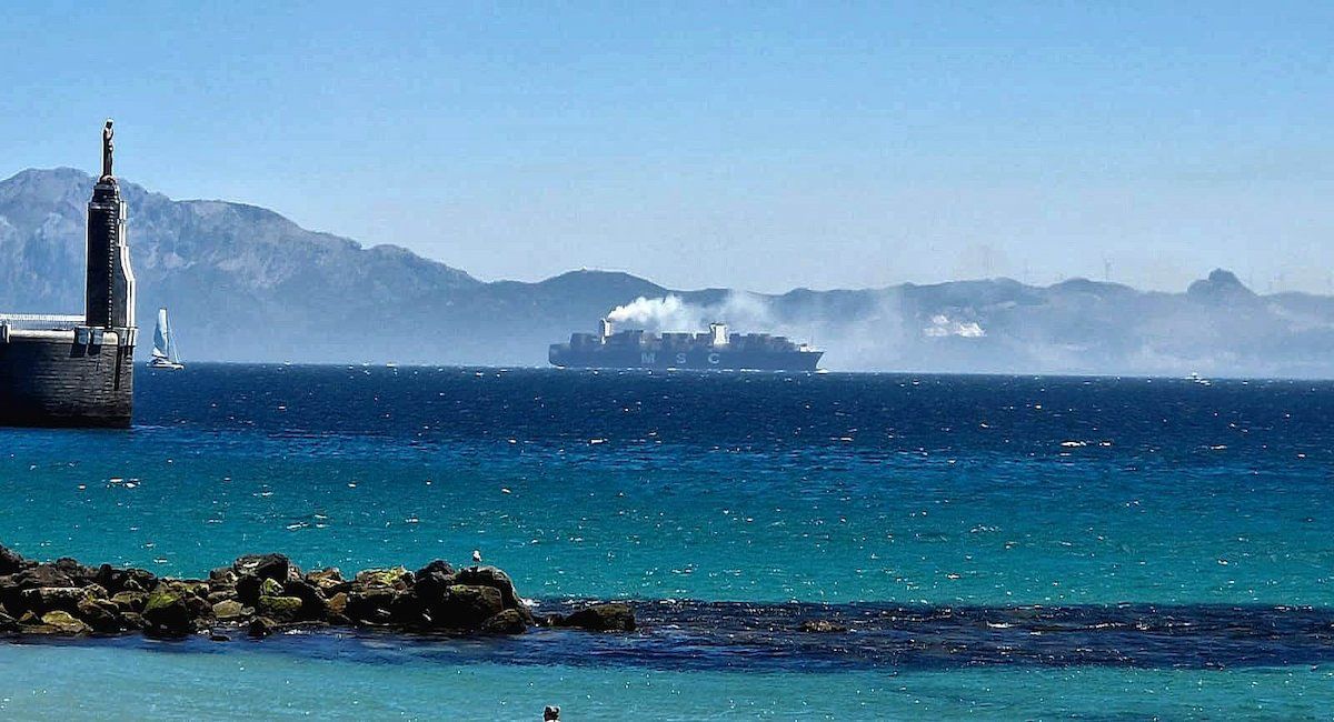 La organización ecologista en esta ocasión ha denunciado las emisiones del buque MSC VEGA, que cruzaba el Estrecho de Gibraltar por Tarifa emitiendo grandes humaredas de azufre. | Foto: Verdemar-Ecologistas en Acción