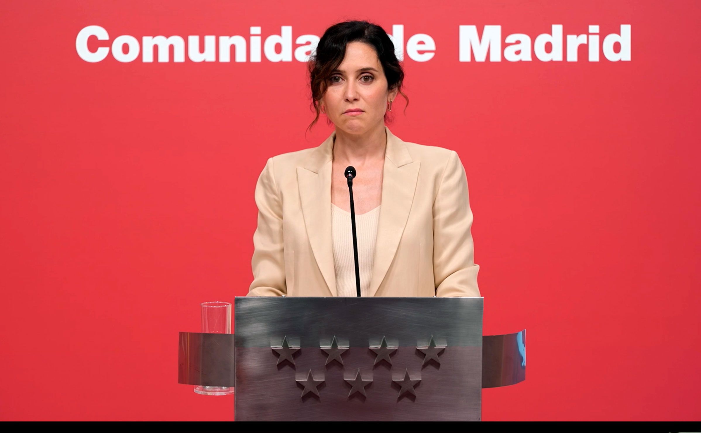 La presidenta de la Comunidad de Madrid, Isabel Díaz Ayuso, entrega la Medalla de Oro de la Administración autonómica al futbolista del Real Madrid Daniel Carvajal, en la Real Casa de Correos