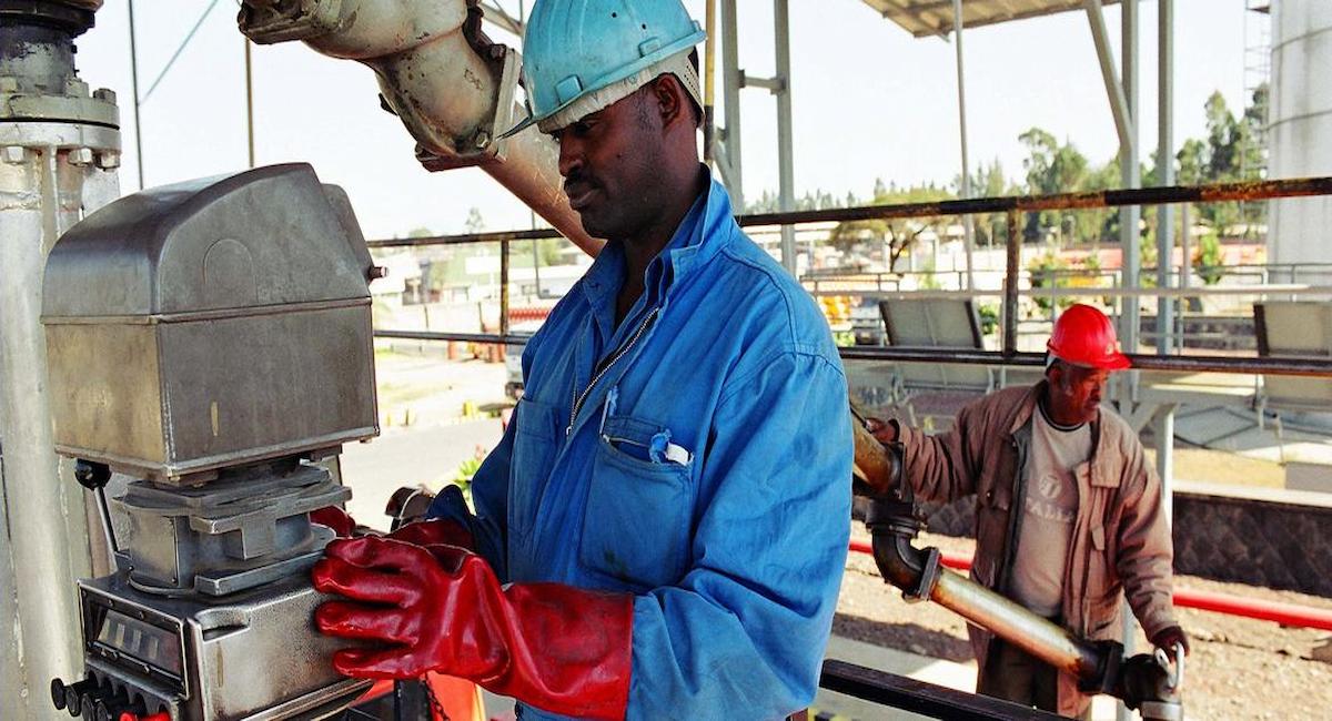 África y América experimentaron los mayores descensos, lo cual ejerce una creciente presión sobre la desigualdad, y pone de manifiesto una desconexión entre el crecimiento económico y la remuneración de los trabajadores. | Foto: OIT/Marcel Crozet