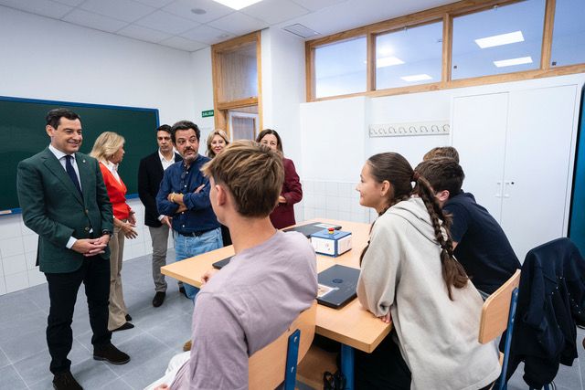 El presidente andaluz, durante la inauguración de un centro de secundaria en Marbella en octubre del pasado 2024. El presidente andaluz, durante la inauguración de un centro de secundaria en Marbella en octubre del pasado 2024.