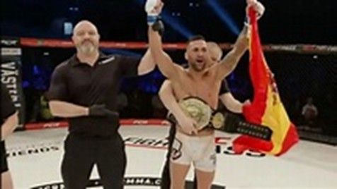 Sosa con el cinturón de los ganadores