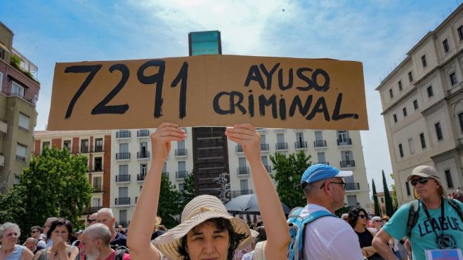 Manifestación en homenaje a los 7291 fallecidos en residencias de ancianos durante la pandemia, este domingo en Madrid. Foto Agustín Millán Manifestación en homenaje a los 7291 fallecidos en residencias de ancianos durante la pandemia, este domingo en Madrid. Foto Agustín Millán