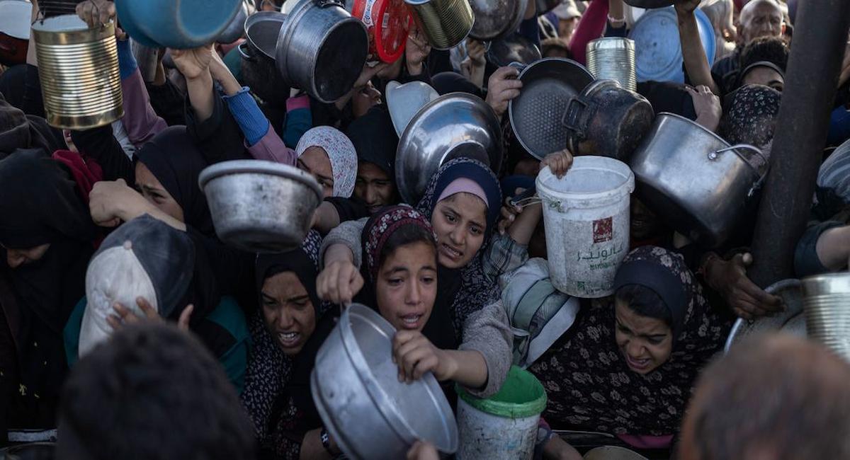 Personas reunidas en un punto de distribución de alimentos en la ciudad de Gaza. | Foto: OMS