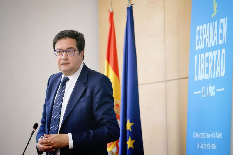 Óscar López defiende una noticia errónea sobre Bonilla mientras Ayuso guarda silencio ante las críticas
